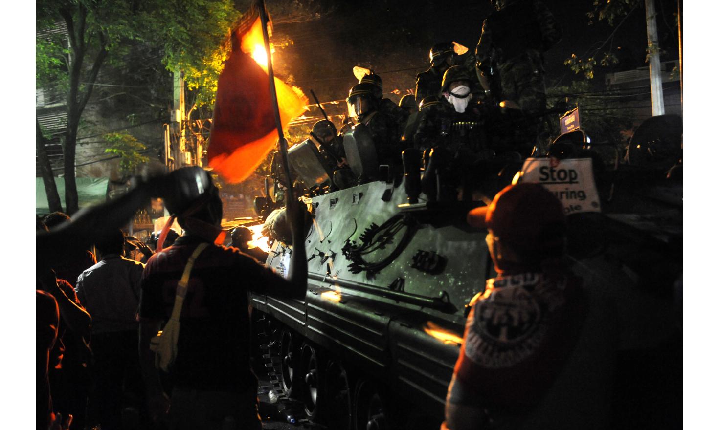 © Agnès Dherbeys / MYOP Red Shirts against Thai Army in Ratchadamnoen avenue, near Democracy monument, Bangkok Thailand