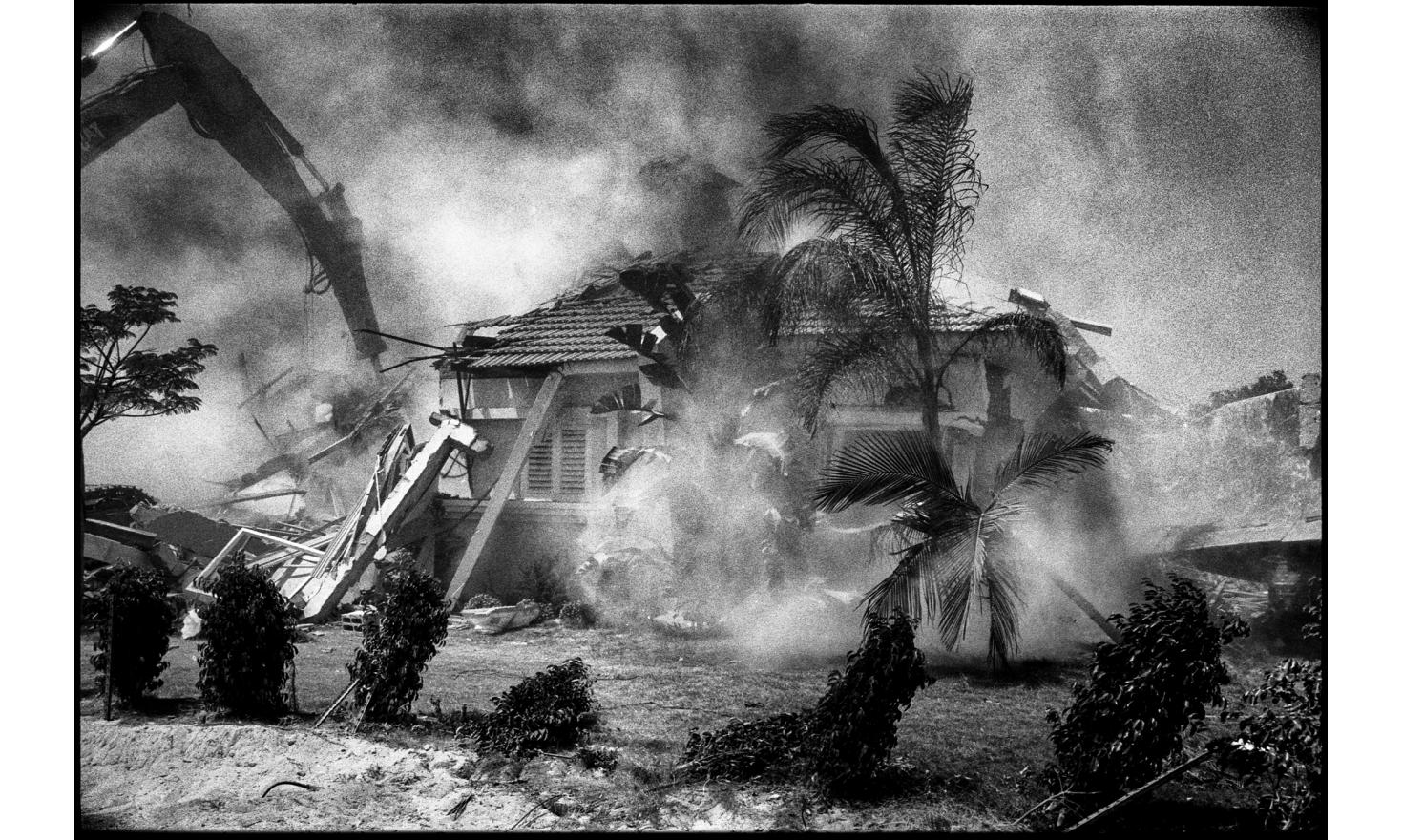 Le pays de la terre qui brûle - The country of the burning land Le pays de la terre qui brûle - The country of the burning land