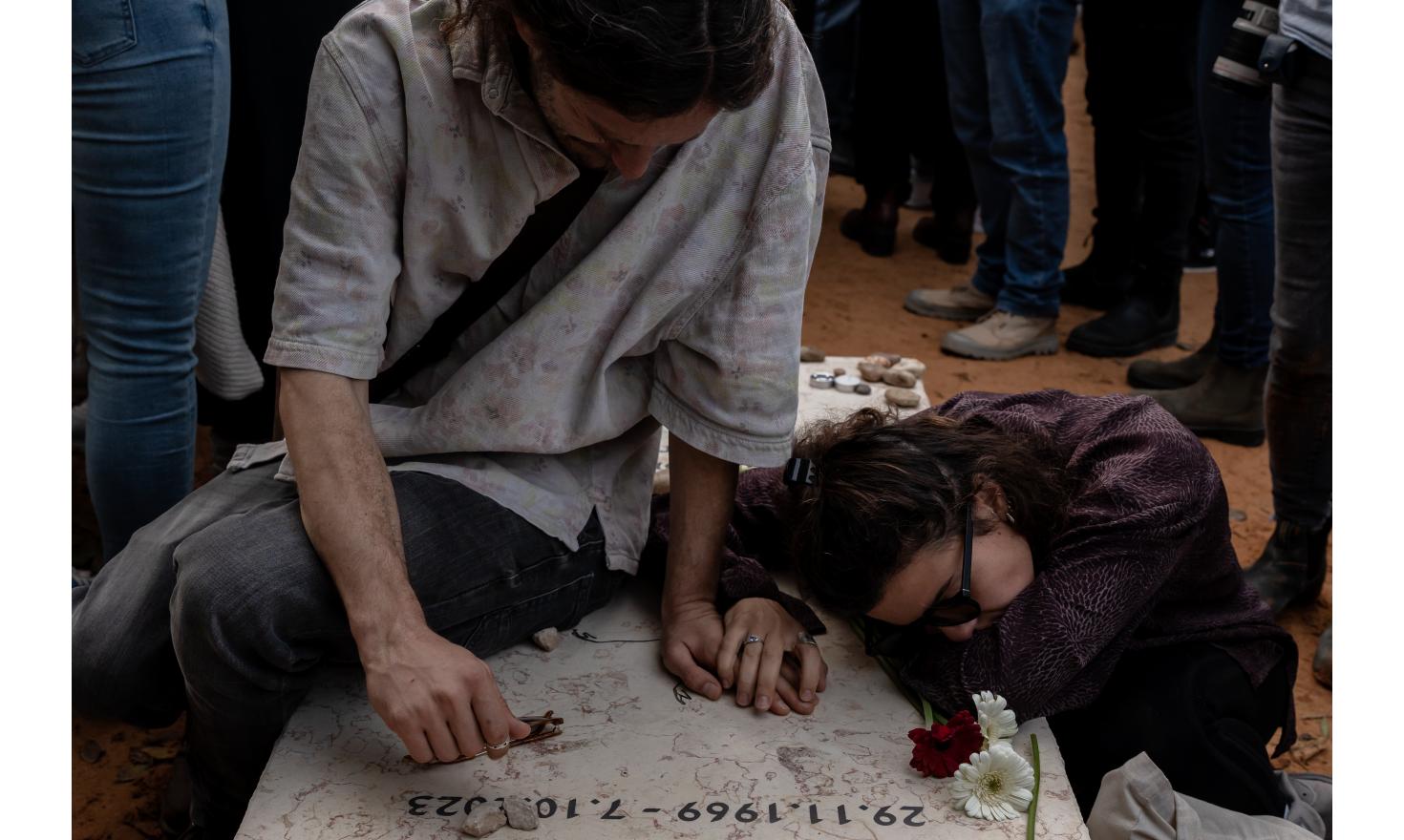 La date du 7 octobre est visible sur une tombe voisine de celle d'Alon Shamriz, tué accidentellement par l'armée israélienne alors qu'il était otage à Gaza, dans le cimetière du Kibboutz Shefayim, Israël, le 17 décembre 2023.