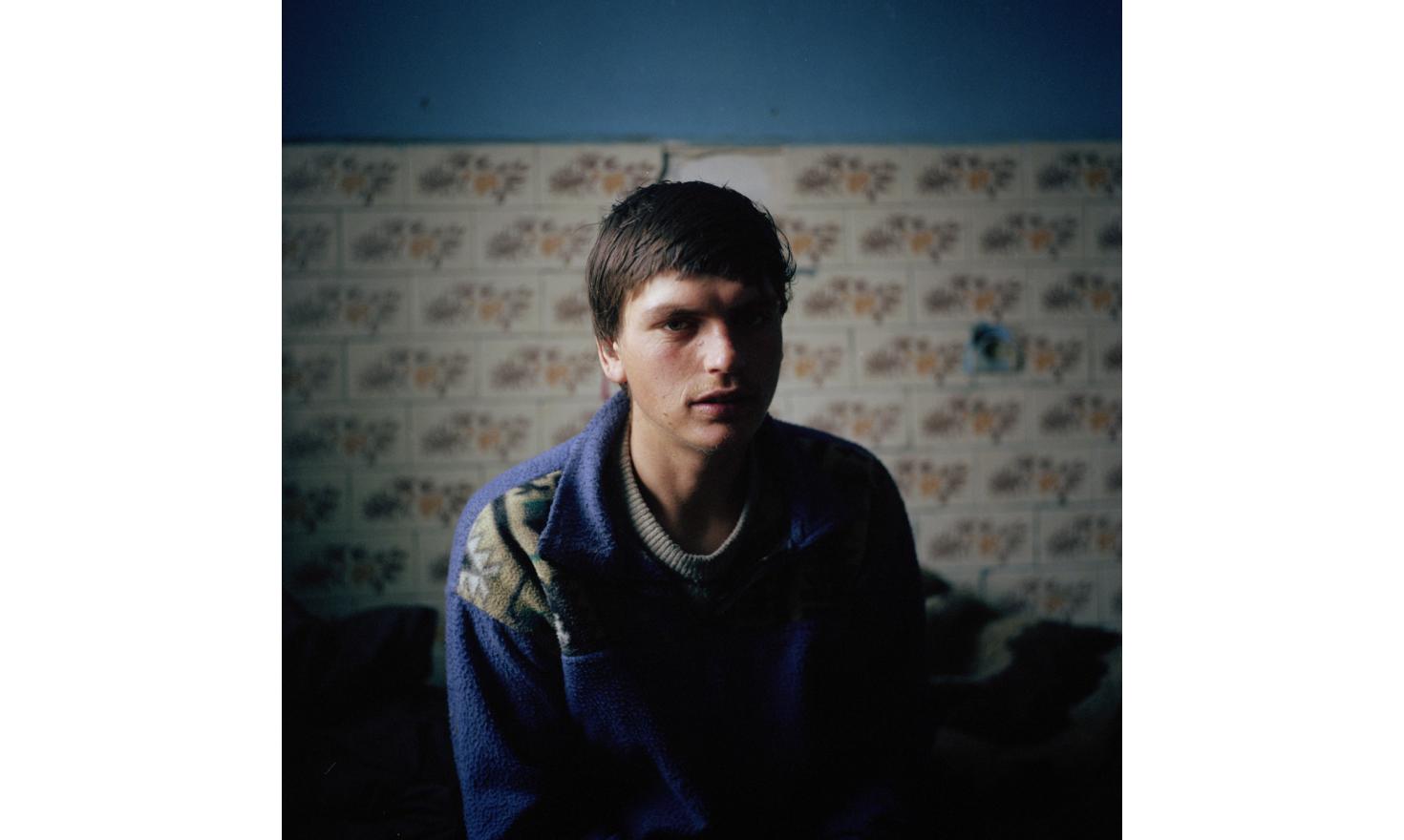 Marian lives in Sulina, he often hangs around the streets in search of a cigarette or a petty job. He sometimes helps to unload the boat arriving from Tulcea. He lives with his father in a run-down apartment.