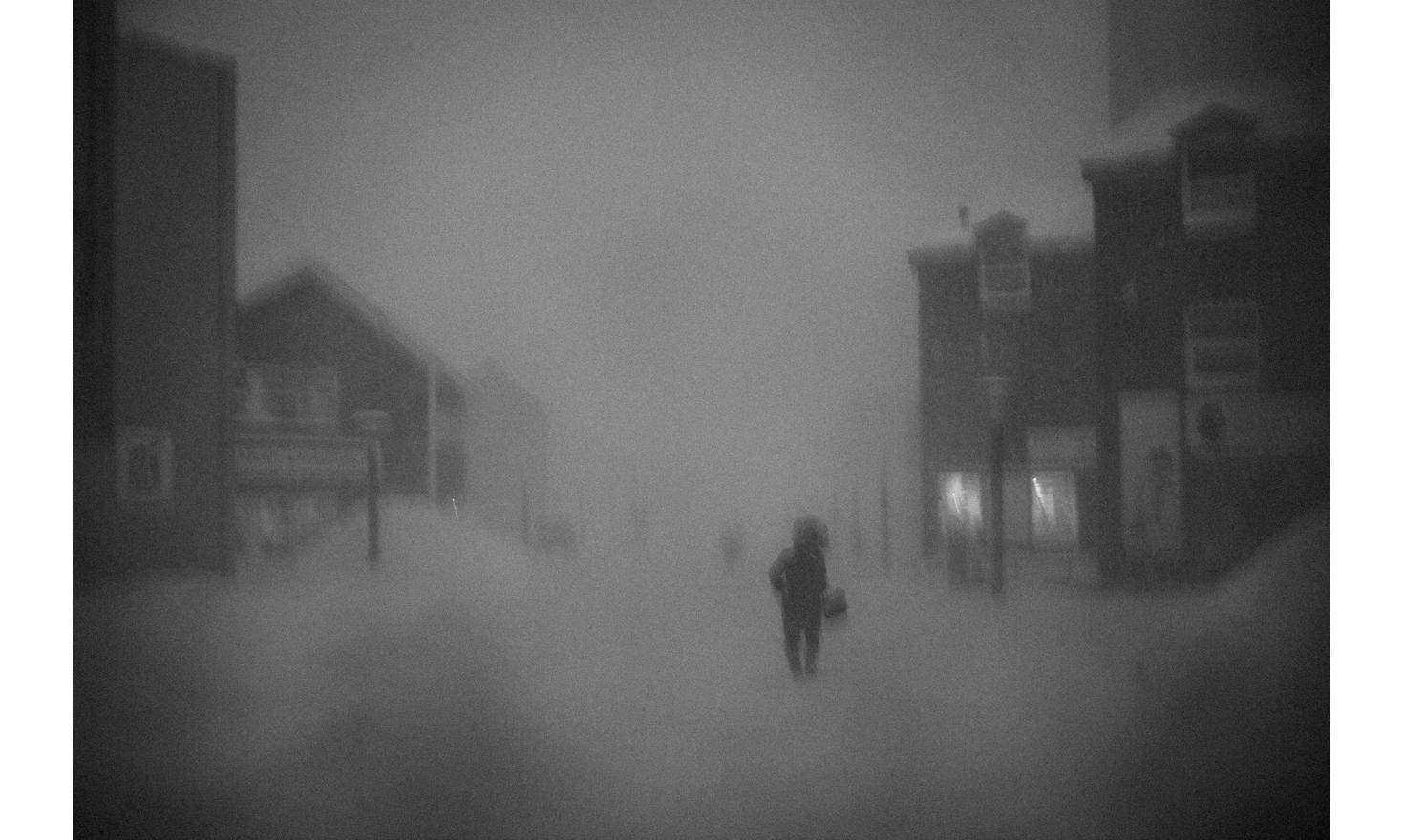 La rue piétonne de Nuuk, dans le blizzard de janvier. Les variations saisonnières de températures sont devenues imprévisibles ces dernières années du fait du réchauffement climatique, mais les fortes chutes de neige et les vents violents de l’hiver n’empê