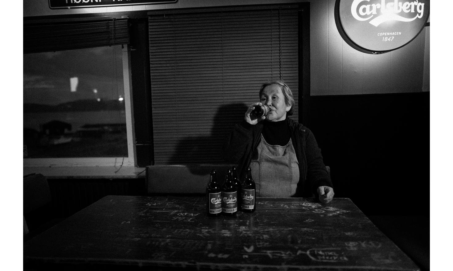 Les jours de versement des retraites et des salaires, la consommation d’alcool accroît considérablement. Les bars se remplissent, la fête est partout. L’alcool est un véritable fléau dans cette société minée par les inégalités sociales.