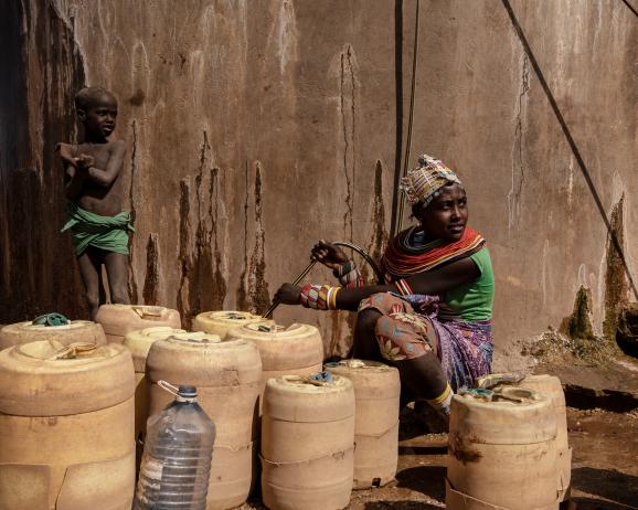 Ngis Lengima vient trois fois par jour puiser de l'eau a ce réservoir d'eau, la seule qui reste dans le village, dans la région de Laisamis, au Kenya, le 6 février 2023. Elle utilisait un autre réservoir d'eau avant pour cuisiner et boire, mais vu qu'elle