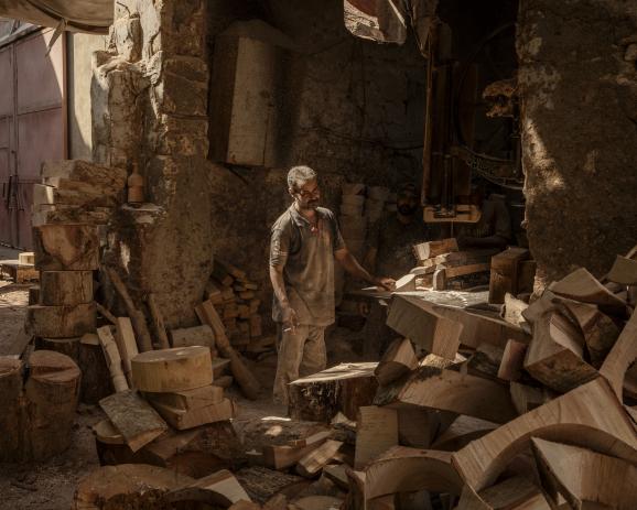 Sur la rue Ahmed Maher, où se loge le complexe de Takiyyat al-Gulshani, de petits commerçants vendent ici des blocs de boucher en bois, là du matériel d’équitation. « Dans Le Caire historique, il y a une continuité entre le passé et le présent », explique