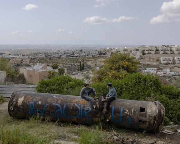 Colonie de Peduel, Cisjordanie occupée, le 24 mars 2026. La veille une partie d'un missile iranien a attéri dans cette colonie. Les habitants sont venus l'observer.